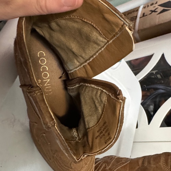 Tan Western Cowboy Boots - Picture 3 of 5